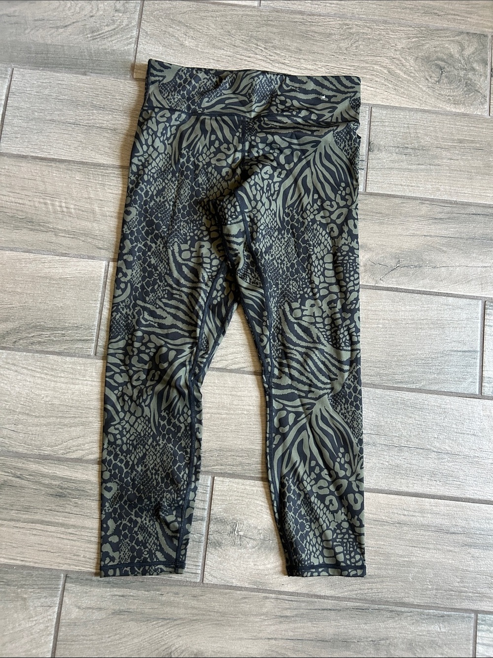 High-Rise Animal Print Leggings in Olive/Black
